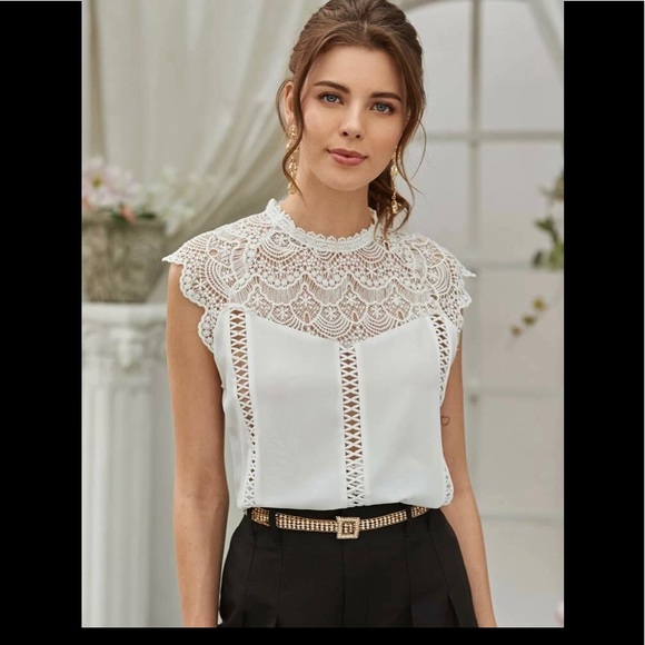 Tops - ⭐️SALE⭐️Elegant Crochet White back keyhole Blouse